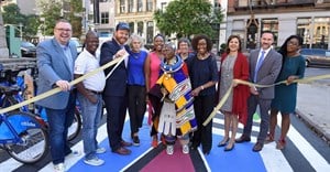 Esther Mahlangu cuts the ribbon to officially open the mural to the public