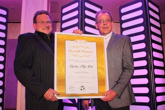 Graham Coleman of Cycliq receives the overall winner award from Rudi Johannes of SAPRO.
