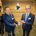 InnovationQuarter's Chris van Voorden presents a special plaque to Atterbury Europe's CEO Henk Deist, on behalf of the City of Leiden, InnovationQuarter and the NFIA. Photography: © Daniel Verkijk