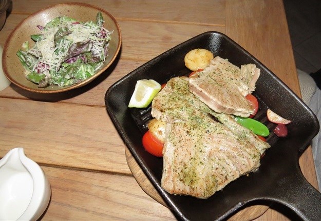 Grilled tuna niçois