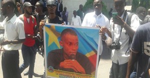 Congolese journalists stand in solidarity with imprisoned journalist Eliezer Ntambwe in front of the DRC's Prosecutor General's Office in Kinshasa on April 3, 2018.