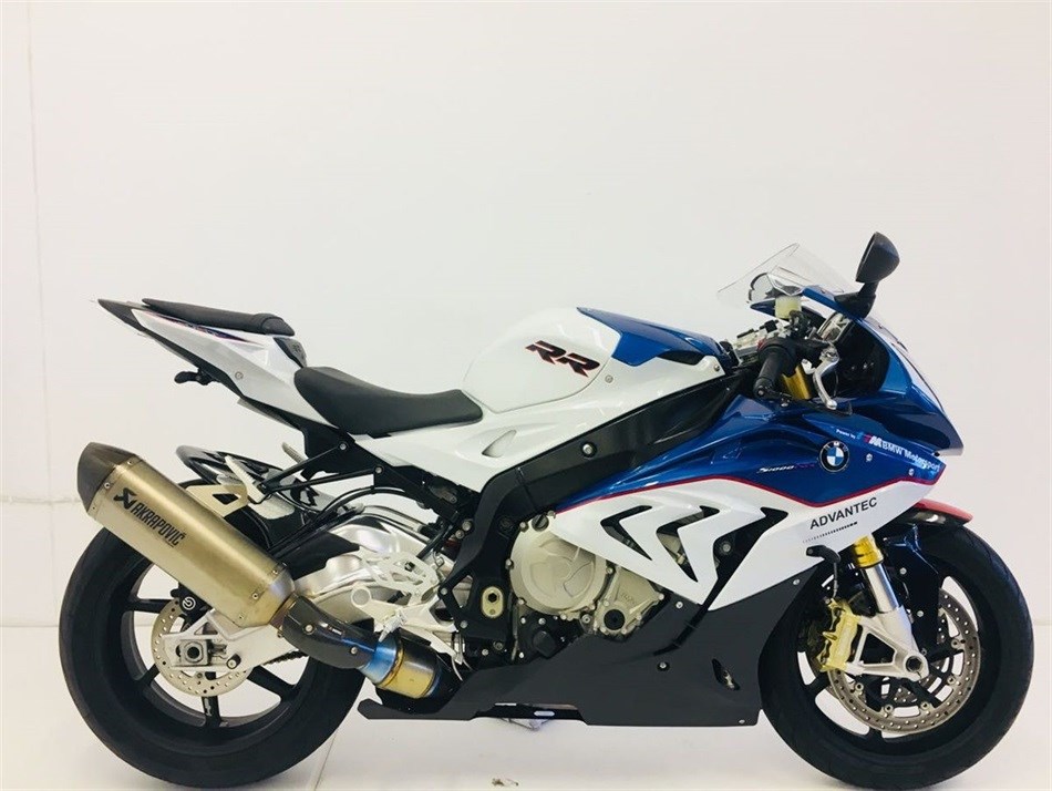 BMW S1000RR Motorsport Akraprovic. The bike has incredible BMW OEM extras worth R70,000. The bike will have a reserve of R140,000