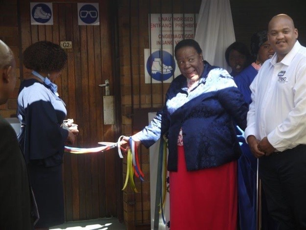 Higher Education Minister Naledi Pandor cuts the ribbon at the TEC programme launch.