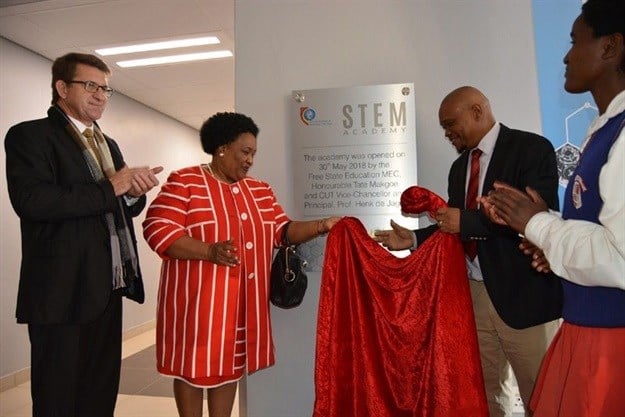 From L-R: Prof. Henk de Jager, Vice-Chancellor and Principal, Free State Premier, Honourable Sisi Ntombela, MEC for Education, Mr Tate Makgoe and Palesa Loapo, a grade 11 learner from Commtech Comprehensive School unveiling the plaque.