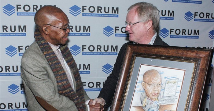 The Forum of Community Journalists (FCJ) bestowed honorary life membership of the FCJ on Joe Thloloe, chairperson of the judging panel of the FCJ Excellence Awards. Here Thloloe receives a gift from Hugo Redelinghuys (executive director of the FCJ) to mark the occasion.