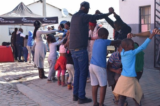 Cyril Ramaphosa Education Trust (CRET) students, alumni and staff volunteering their time and bringing cheer to the children at the Abangeni Enkosini Orphanage in Alexandra as part of their ‘Vacation Programme’