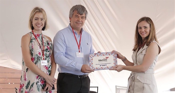 L to R: Anna-Lize Menssink and Charl Ueckermann, IP Soft Distribution, receive the “Most Active Distributor Award” from Alicia Asín, Libelium CEO
