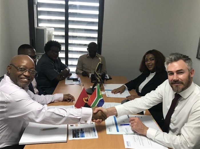 The President of the Angola - South Africa Chamber of Commerce and Industry (CACIAAS), Victoriano Ferreira Nicolau shakes the hand of Wesgro CEO, Tim Harris during the signing of the Memorandum of Understanding.