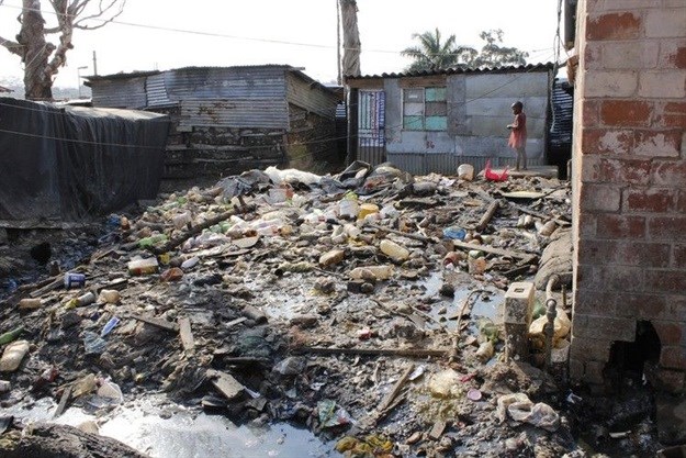 Rubbish and sewage water have piled up next to the settlements. Image by Nomfundo Xolo.