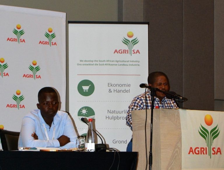 Emerging farmers shared their talks of success and struggles on day two of Agri SA’s annual congress. On the left is Tshilidzi Matshidzula, known as Chillie, and on the right, Etienne van Wyk, sharing his inspirational story.