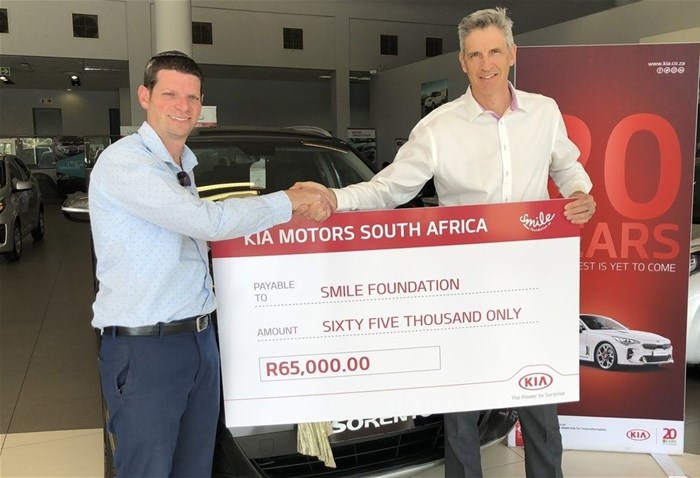 L to R: Hedley Lewis, CEO of Smile Foundation, receives the donation of R65,000 from KIA Motors South Africa, marketing director, David Sieff.