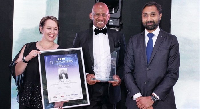 L to R: IITPSA President Ulandi Exner with winner of the IT Personality of the year Award 2018, Teddy Daka, Group CEO and major shareholder at Etion Limited, and 2017 recipient - Shashi Hansjee, CEO of Entelect.