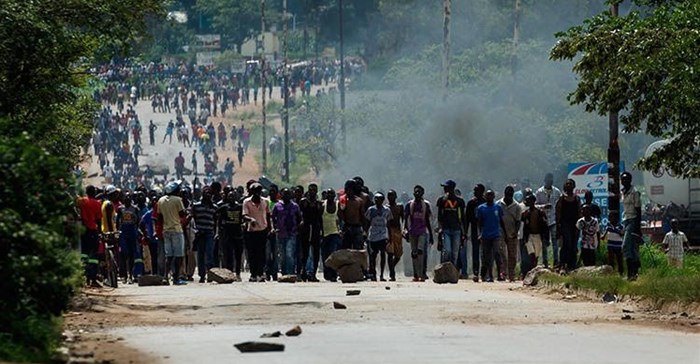 Protesters block the main route to Zimbabwe's capital Harare from Epworth township on January 14, 2019, after the government more than doubled the price of fuel. On January 15, CPJ joined more than 20 rights organizations and the #KeepItOn Coalition to call for authorities in Zimbabwe to restore internet and social media services. Credit: CPJ/AFP/Jekesai Njikizana.