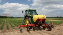 A new way to curb nitrogen pollution: Regulate fertiliser producers, not just farmers
