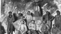 Chinese, black and white labourers in a South African gold mine probably taken between 1904 to 1910. Source: Carptenter/Library of Congress via pingnews (public domain)