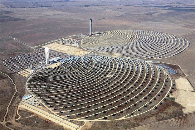 Concentrated solar plant in Spain. Image by Koza1983, CC BY 3.0,