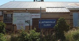 The bushes surrounding the clinic in Buntingville are so overgrown that the clinic looks disused. But it is used, and it’s badly under-resourced. Photo: Yamkela Ntshongwana
