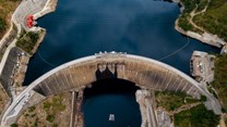 Aerial view of Kariba dam. Dmitriy Kandinskiy/Shutterstock