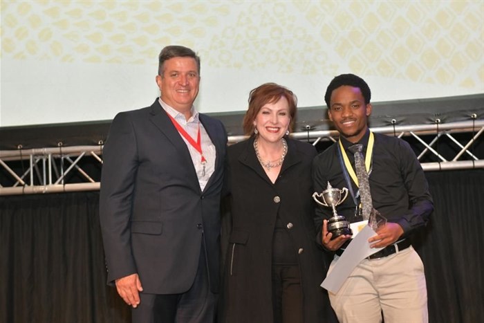 From left to right: Mr Dirk Uys, Chief Financial Officer Rich Products Corporation Africa, Mrs Letitia De Wet, Chief Executive Officer and Country Director Enactus South Africa and Thembisile Tyopo, the 2019 WV de Wet Student Leader Excellence Award winner.