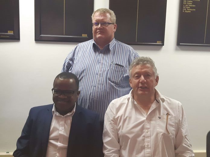 In the front, from left to right, is Wandile Sihlobo, chief economist at Agbiz and Dr Pieter Vervoort, veterinarian and managing director of the NAHF. Standing behind them is Andries Wiese from Hollard Insurance.