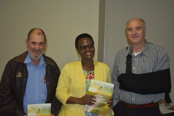Attending the 2nd annual Hans Lombard memorial information session on the genetically modified/biotech crop status in South Africa, were master of ceremonies Willem Engelbrecht, Dr Margaret Karembu of ISAAA AfriCenter, and Rodney Bell of CropLife SA.