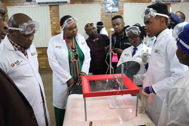 Learners from Nkgopoleng Secondary School demonstrating a Science Experiment