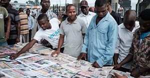 People look at front pages at a newspaper stand in Port Harcourt, after Nigeria's presidential election results were announced on February 27, 2019. Nigerian police beat two Inspiration FM journalists after covering a protest in Uyo, in Akwa-Ibom State, on September 24, 2019. Credit: CPJ/AFP/Yasuyoshi Chiba.