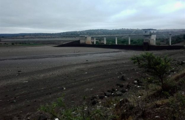 The Gcuwa dam is now dry. Photo: Nombulelo Damba-Hendrik
