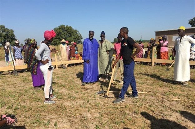 From L-R: The team from buildOn and the village Chief (blue robe) and Iman (white robe) preparing to break ground on the construction of the “GE Switzerland School” that will educate 150 learners from Kaolack.<p>Source: GE