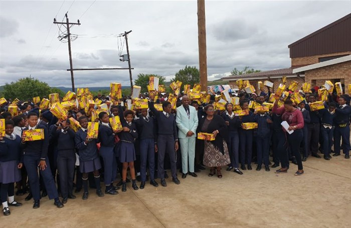 Grade 8–11 learners at the Bhekinthuthuko Secondary School, along with their educators, were thrilled to receive the donation of a brand-new pair of school shoes. The donation, sponsored and co-ordinated by Sumitomo Rubber South Africa and the company’s suppliers, will see 1,670 school children from two high schools in the Ladysmith area, attend school with pride next year.