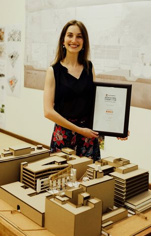 Annemie Vermeulen with a model of her winning thesis.