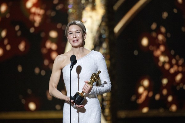 Renée Zellweger accepts Best Actress for 'Judy' - © Getty Images