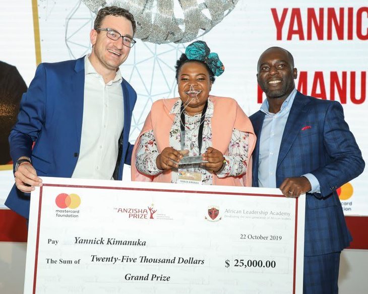 Yannick Kimanuka (centre), 2019 grand prize winner, from Democratic Republic Congo (DRC)