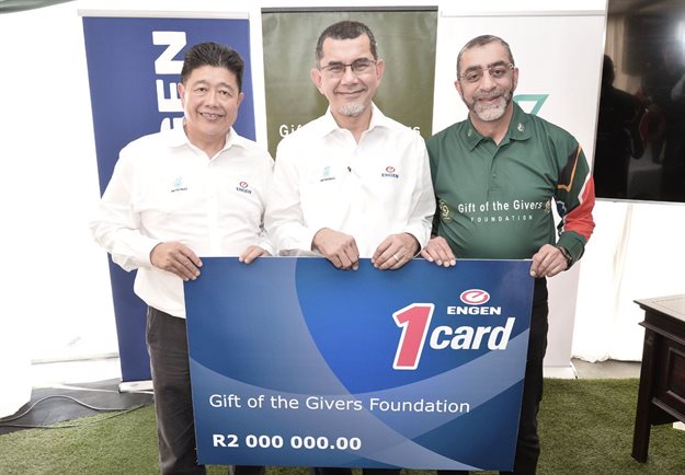 Engen MD and CEO Yusa’ Hassan and Petronas chairman Dato’ Sri Syed Zainal Abidin hand over a cheque to Gift of the Givers founder and chairman Dr Imtiaz Sooliman.