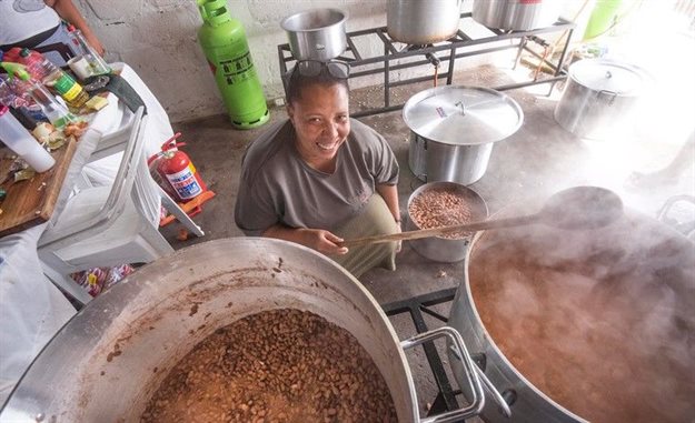 Lucinda Evans has been cooking meals for 1,300 children in Lavender Hill and surrounds from her garage since the start of the national lockdown. Photo: Brenton Geach.