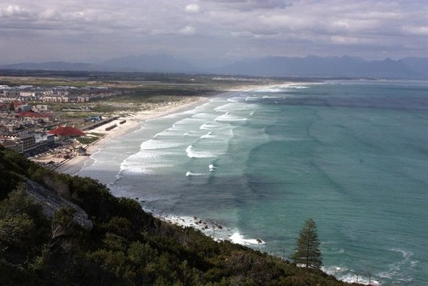 The city’s long-awaited report on coastal water quality shows that water at almost half of all monitoring sites in False Bay fail minimum standards. False Bay receives effluent from three waste water treatment works, as well as stormwater from the Cape Flats. Photo: Steve Kretzmann/WCN