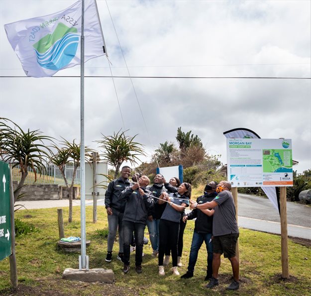 Green Coast Stewards hoist the Green Coast Flag awarded to Morgan Bay for successfully achieving Green Coast status after the 2019/2020 Green Coast season. L-R: Jiva Jilatjie, Simisumzi Roloma, Alex Tshijila, Masibulele Thofu, Mathabo Veldman, Miseka Magcoba, Andile Matatu, Mabhalane Maleyile.