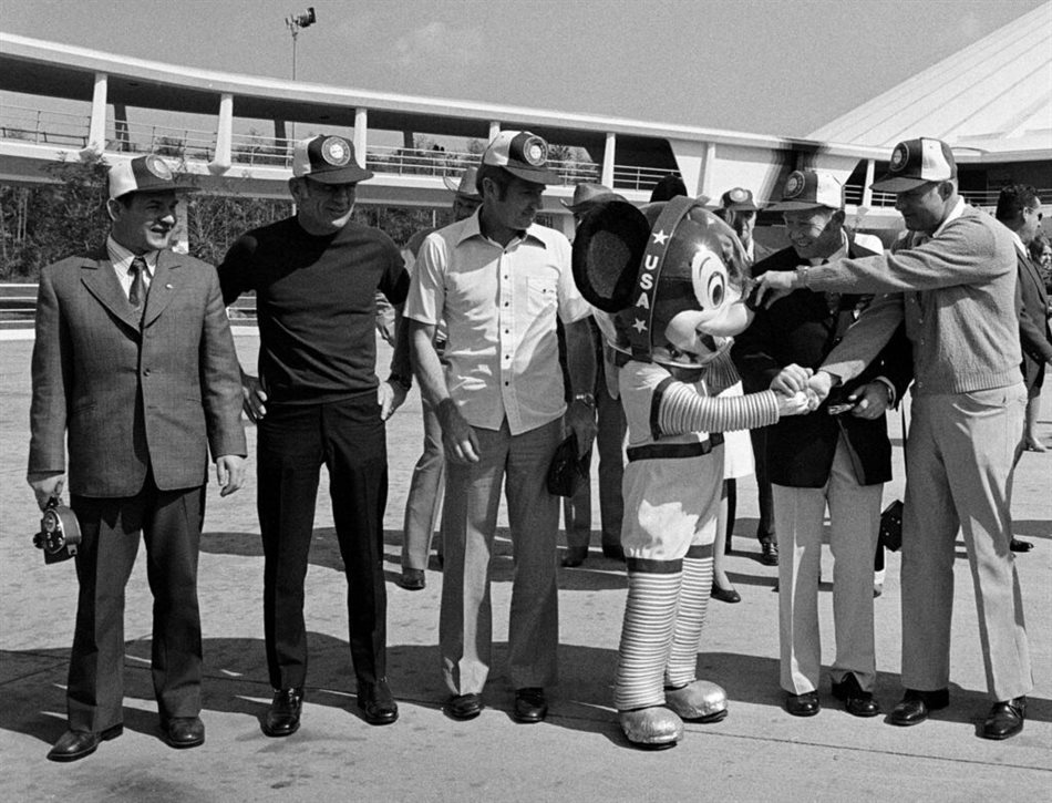 Mickey Mouse meets the crew at Nasa – 1959