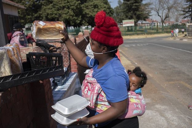 A women receives bread at the ‘Hunger Has No Religion’ feeding scheme run by Muslims in Johannesburg, South Africa. EFE-EPA/Kim Ludbrook