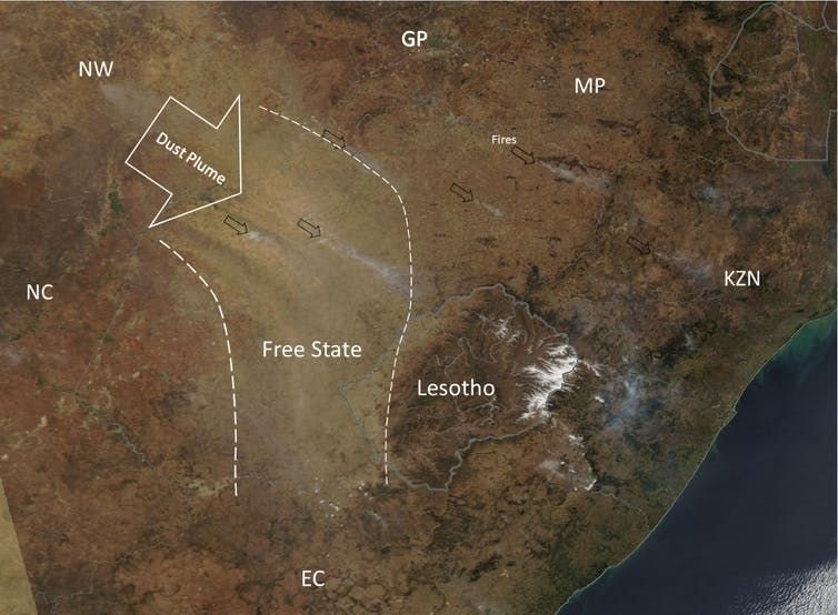 A major dust plume from agricultural areas in the Free State. The sources and trajectory are typical of South Africa’s major dust events. Small fire smoke plumes can be seen further east. Provided by the author/ NASA.