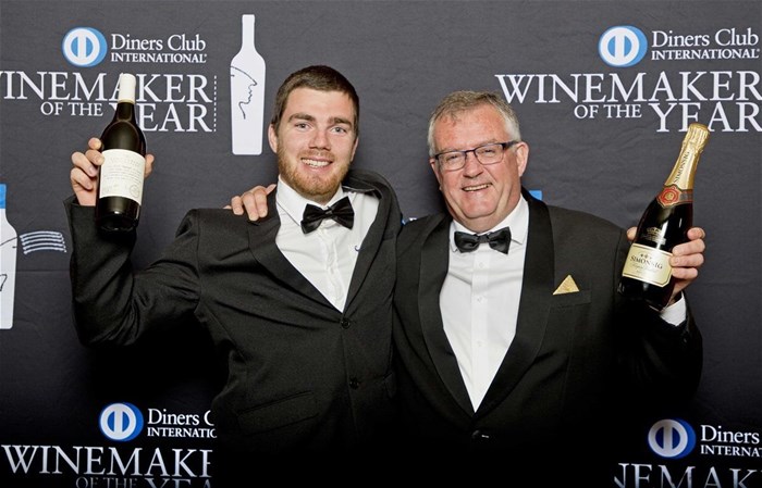 From left to right: Diners Club Young Winemaker of the Year winner, Phillip Theron (Glen Carlou) with his 2018 Tannat and Diners Club Winemaker of the Year winner, Johan Malan (Simonsig) with his 2015 Kaapse Vonkel Brut.