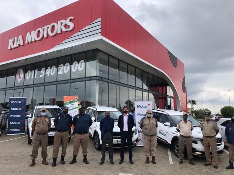 Gary Scott, CEO, Kia Motors South Africa, and Solly Kganyago of the Bakwena Platinum Corridor Concessionaire with the traffic law enforcement officers who will be piloting the Kia fleet on the N1N4 route over the festive season.