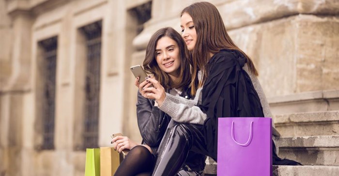The role of community and referrals in online retail success