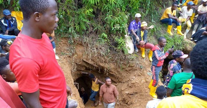 Rescuers work in Kamituga, South Kivu, at the entrance of one of the mines which collapsed following torrential rains trapping dozens of artisanal miners in September 2020. Photo by Stringer/AFP via Getty Images