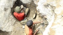 Artisanal miners work at a cobalt mine-pit in Tulwizembe, Katanga province, Democratic Republic of Congo, November 25, 2015. Picture taken November 25, 2015. Reuters/Kenny Katombe/File Photo
