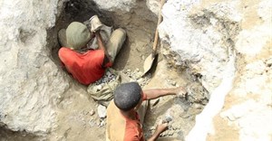 Artisanal miners work at a cobalt mine-pit in Tulwizembe, Katanga province, Democratic Republic of Congo, November 25, 2015. Picture taken November 25, 2015. Reuters/Kenny Katombe/File Photo