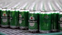Heineken beers are seen on a production line at the Heineken brewery in Jacarei, Brazil June 12, 2018. Reuters/Paulo Whitaker