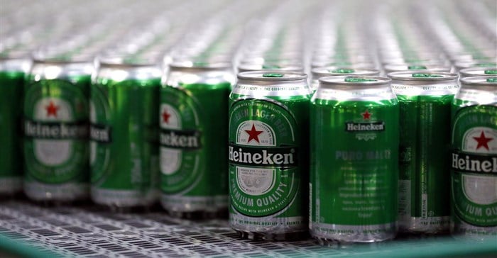 Heineken beers are seen on a production line at the Heineken brewery in Jacarei, Brazil June 12, 2018. Reuters/Paulo Whitaker