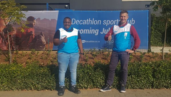 Denzley Mthombeni (Bryanston Sports Hub store manager) with Xavier Paolozzi (CEO Decathlon SA)
