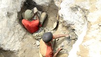 Artisanal miners work at a cobalt mine-pit in Tulwizembe, Katanga province, Democratic Republic of Congo, 25 November, 2015. Reuters/Kenny Katombe/File Photo